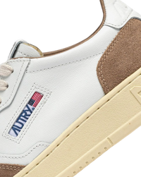 Scarpe Uomo Autry Medalist Low Pelle Bianca Suede Antilope