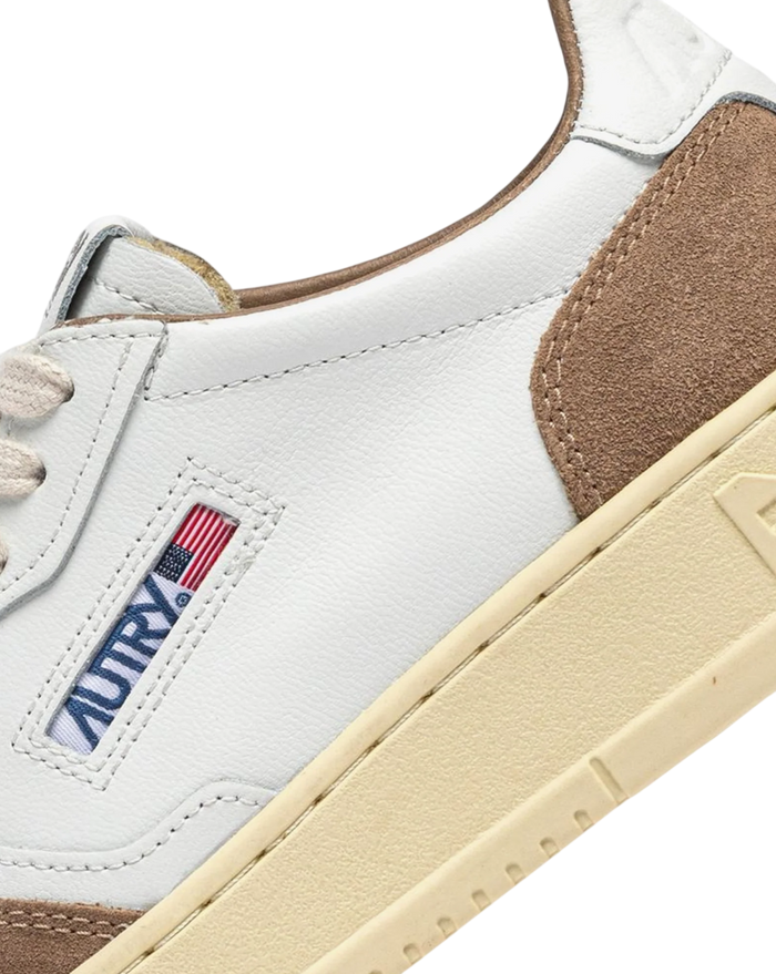 Scarpe Uomo Autry Medalist Low Pelle Bianca Suede Antilope