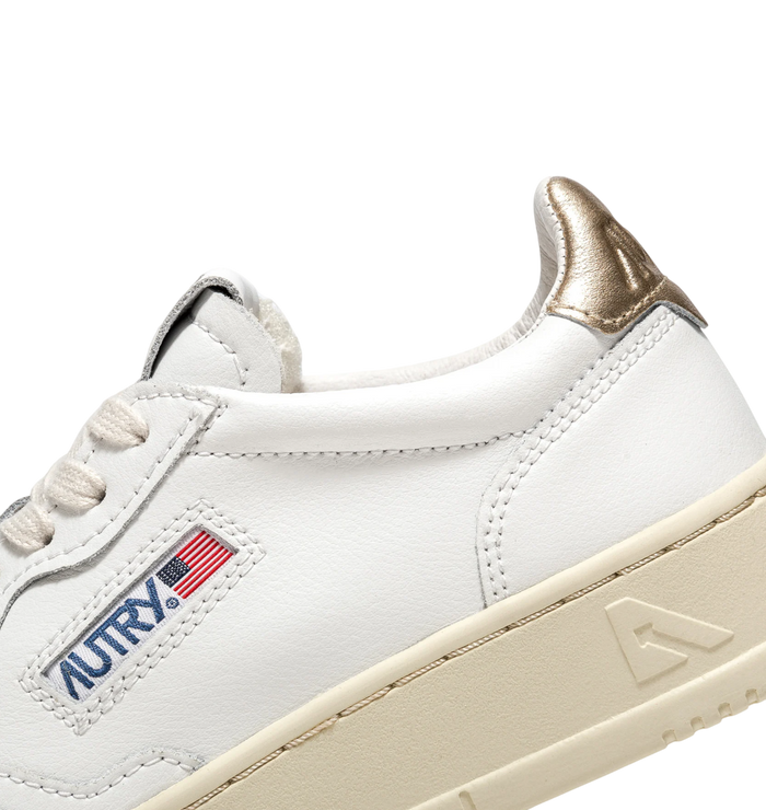 Scarpe Donna Autry MEDALIST LOW IN PELLE BIANCA E METALLIZZATA ORO